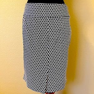 ✨ Pencil skirt Margaret M blue and white pattern size Large - like new! 🤩